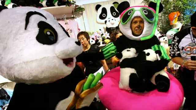 盛智文经常以特别的打扮宣传活动。