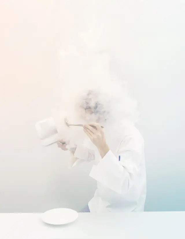 Vapor en la cara de un hombre