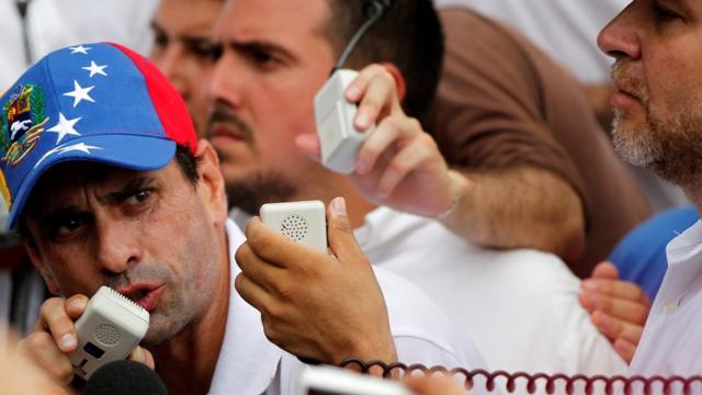 El líder opositor Henrique Capriles calificó el anuncio de Maduro como un "fraude constitucional".