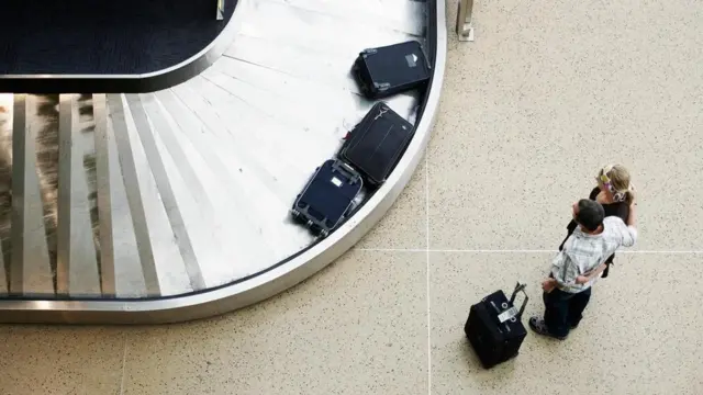 Personas esperando por sus maletas