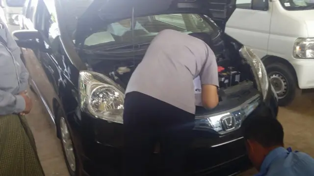 ကားကို လိုင်စင်ဝင်ရန်စစ်ဆေးစဉ်