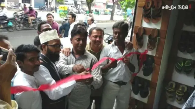 అశోక్ మోచీ చెప్పుల షాపును ప్రారంభిస్తున్న కుతుబుద్దీన్ (ఫైల్ ఫొటో)