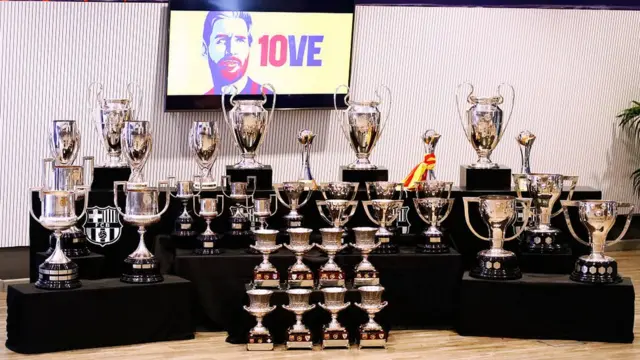 مسی اکتبر ۲۰۰۴ در ۱۷ سالگی برای اولین بار در ترکیب اصلی بارسلونا قرار گرفت، او همراه این تیم برنده ۳۴ جام شده است