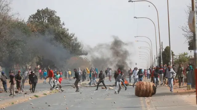 Residents clash with South African Police Service (SAPS) officers in Eldorado Park, near Johannesburg, on August 27, 2020, during a protest by community members after a 16-year old boy was reported dead.