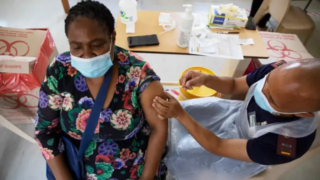 Vaccination d'une femme en Afrique du Sud.