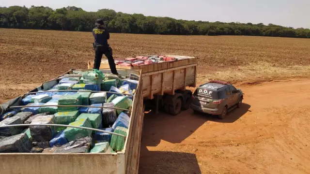 policialjogo da roleta é segurocimajogo da roleta é segurocaminhão com pacotesjogo da roleta é segurodrogas apreendidos