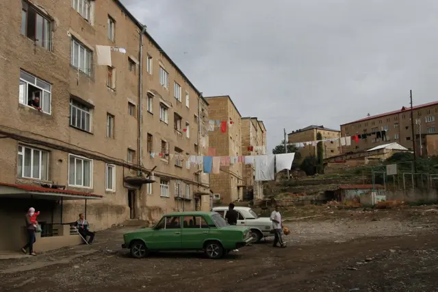 Sovjetski stambeni blokovi poznati kao „hruščovke” u Šuši