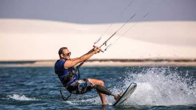 Andre pratica kitesurf