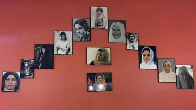 अफ़गानी महिलाओं की तस्वीर से सजी दीवार