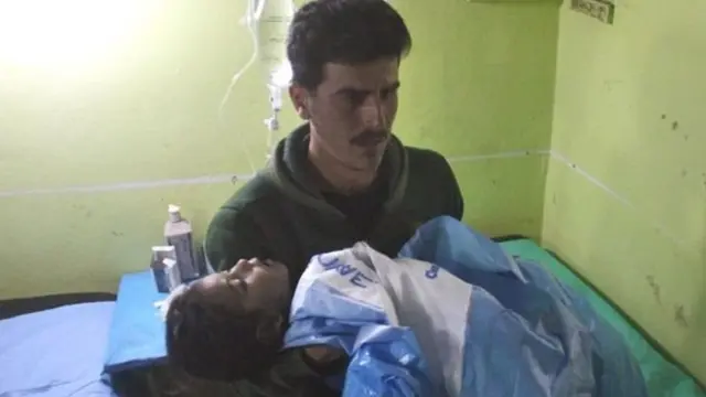 ख़ान शेख़ौन में हमले से प्रभावित लोग