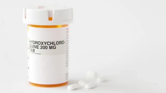 Frasco ao ladobonus betano hojepílulas escrito 'hydroxicholoroquine'