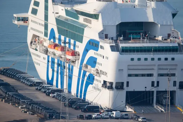 Furgonetas de la policía junto a uno de los cruceros atracados en el puerto de Barcelona que alojan a los 6.000 agentes con los que el Ministerio del Interior de España reforzó la presencia policial de cara al referéndum del 1 de octubre.