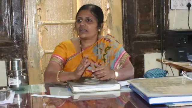 શાળના આચાર્યાની તસવીર