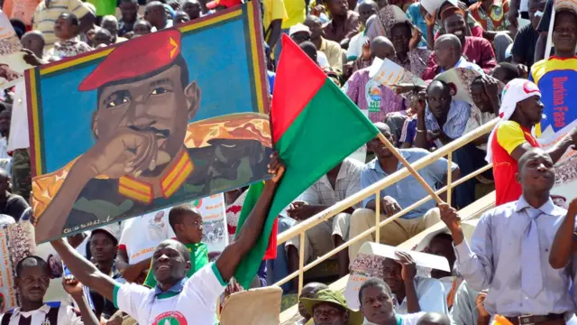 Man carrying a Sankara portrait