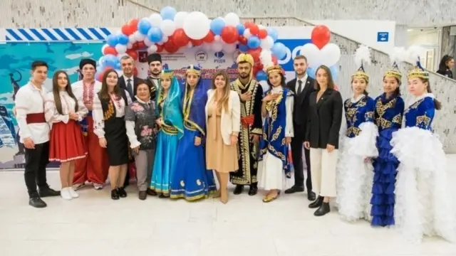 "Биз россияликмиз" фестивали иштирокчилари бўлган турли миллат вакиллари ёшлари