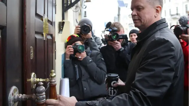 Адвокат Павлов заходит в Басманный суд