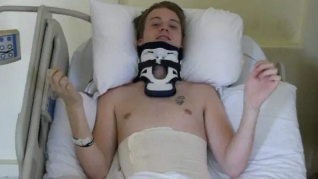 Matt en el hospital tras la cirugía.