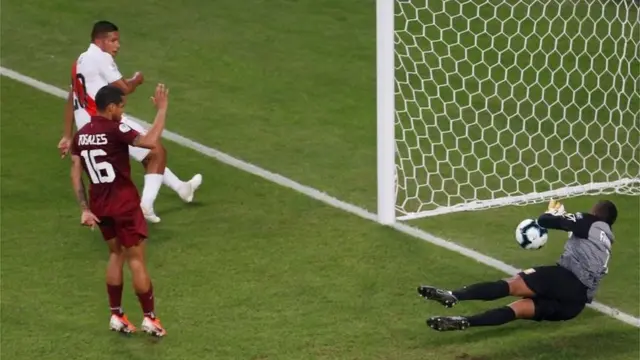 Faríñez ataja un remate de Perú