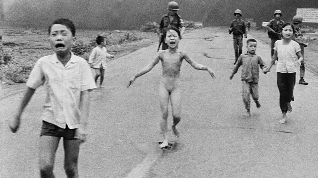 Kim Phuc, então com 9 anos, fugindobet7k paga de verdadeum ataquebet7k paga de verdadenapalm durante a Guerra do Vietnã,bet7k paga de verdade1972