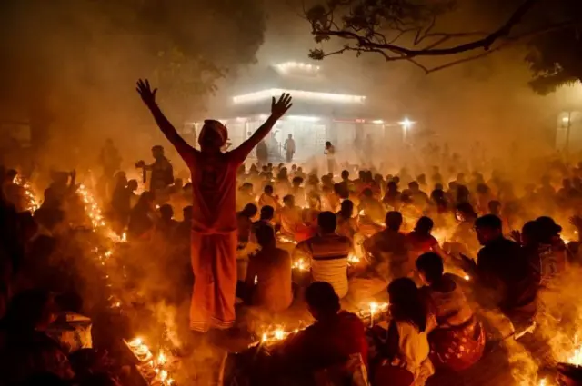 బంగ్లాదేశ్‌లోని లోక్‌నాథ్ బ్రహ్మచారి ఆలయంలో ‘రఖేశ్ ఉపవాస్’ పండుగకు వచ్చిన భక్తులు