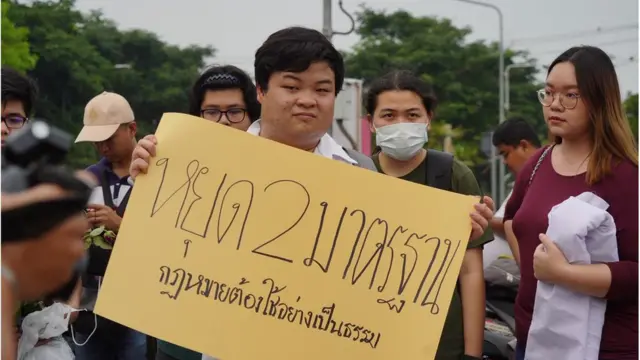 ผู้ชุมนุมสนับสนันธนาธรวันนี้ถือป้ายเรียกร้องยุติ 2 มาตรฐาน