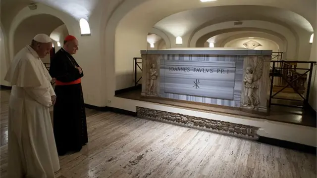 Fafaroma Francis na yanzu ya kai ziyara kabarain Fafaroma John Paul l a cikin majami'ar Sant Peter's da ke Vatican