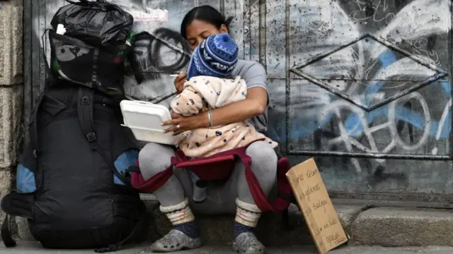 Một bà mẹ Venezuela di cư đang xin ăn trên đường phố La Paz on 10/122019
