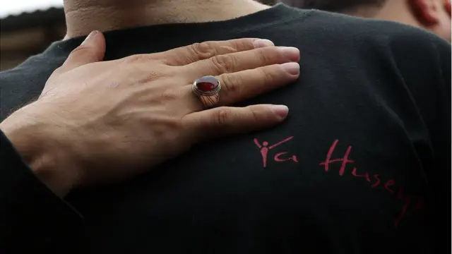 Қыздар сені жұлқылап жатқанда ұстап алды.