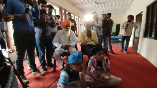 అమృత్‌సర్‌లో మ్యాచ్ చూస్తున్న గుర్‌జీత్ కౌర్ కుటుంబ సభ్యులు