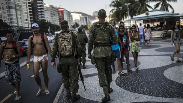 Militares do Exército caminham pela orla do Riogran cassinoJaneiro