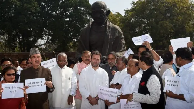 કોંગ્રેસ પ્રમુખ રાહુલ ગાંધી પક્ષના અન્ય નેતાઓ સાથે.