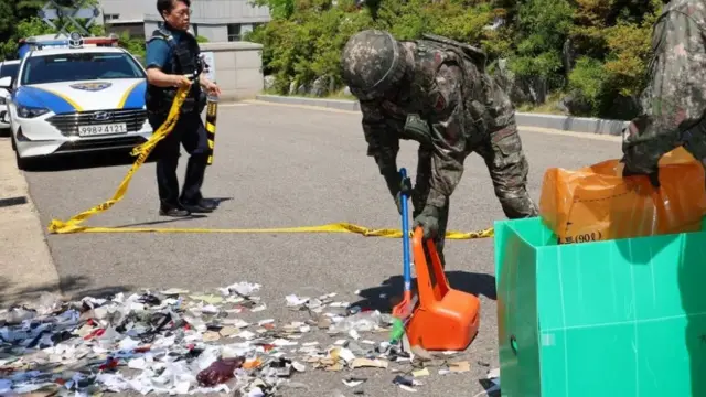 Južnokorejski vojnik čisti smeće