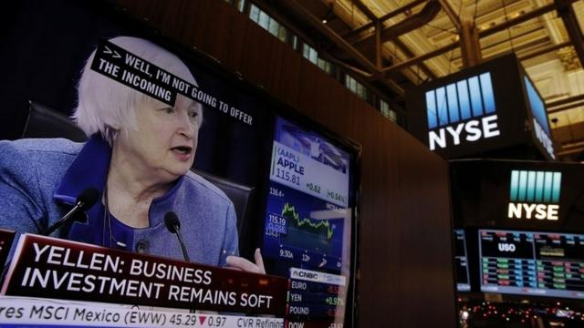 Janet Yellen en una pantalla en la Bolsa de Valores de Nueva York.