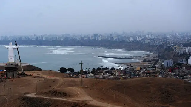 imagen panorámica de Lima que contrasta edificios altos con asentamientos humanos empobrecidos.