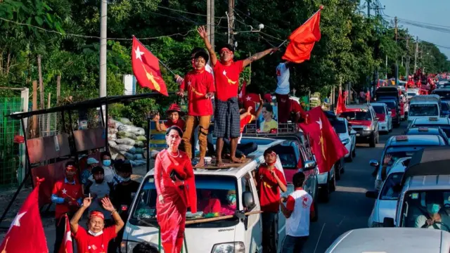 NLD ပါတီကို မဲမသမာမှုတွေပြုလုပ်ခဲ့တယ်လို့ တပ်က စွပ်စွဲထားပေမယ့် နိုင်ငံတကာလေ့လာစောင့်ကြည့်သူတွေကတော့ အဲဒီလိုအထောက်အထားတွေမတွေ့ရဘူးလို့ ပြောကြားထားပါတယ်။