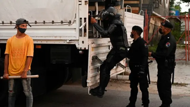 Soldados junto a un camión