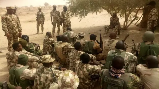 Awọn ologun joko sori ilẹ