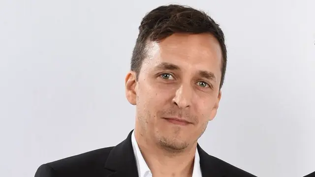 브렌트 르노는 2015년 언론인으로서 피바디상을 수상했다