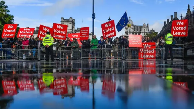 "Мы проголосовали за выход". Сторонники и противники прощания с ЕС практически ежедневно пикетируют парализованный брекситом британский парламент