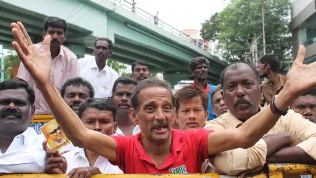 "எழுந்து வா தலைவா" - கலைஞருக்காக கண்ணீருடன் காத்திருக்கும் தொண்டர்கள்