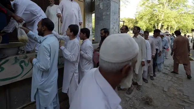 Раздача еды бедным в Пактистане