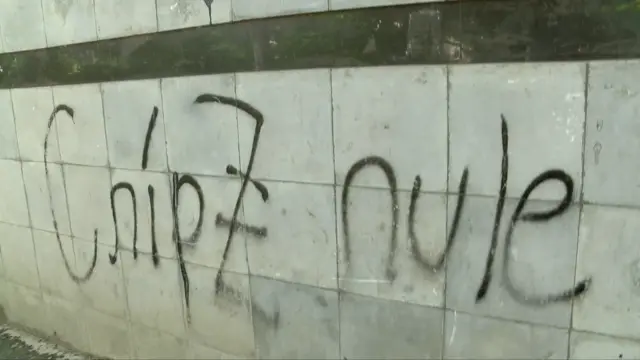 অস্তিত্ব জানান দিতে পাড়া-মহল্লার দেয়ালে কিশোরেররা নিজেদের গ্রুপের নাম লিখে রাখে।