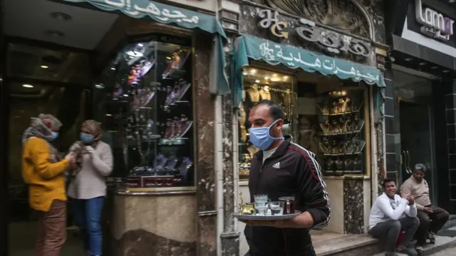 أشخاص في أحد شوارع القاهرة