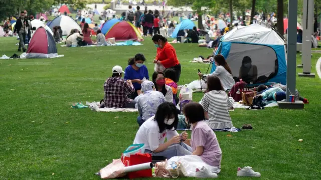 聚集在香港添马公园野餐的外佣（中新社图片5/4/2021）