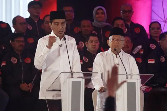 Presiden Joko Widodo dan Ma'ruf Amin saat mengikuti debat pilpres pertama dengan tema hukum, HAM, korupsi, dan terorisme, yang digelar di Jakarta, 17 Januari 2018.