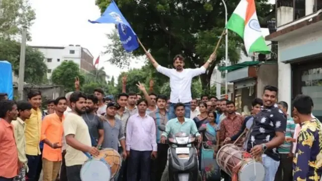 Perayaan di Gujarat atas dicabutnya status khusus Kashmir.