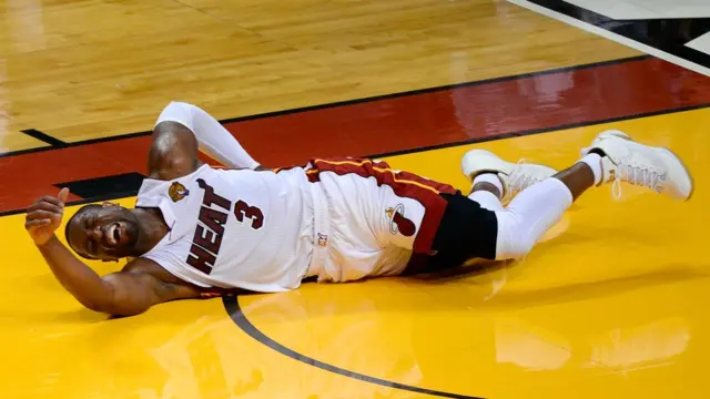 Dwyane Wade se queja de una lesión en la espalda