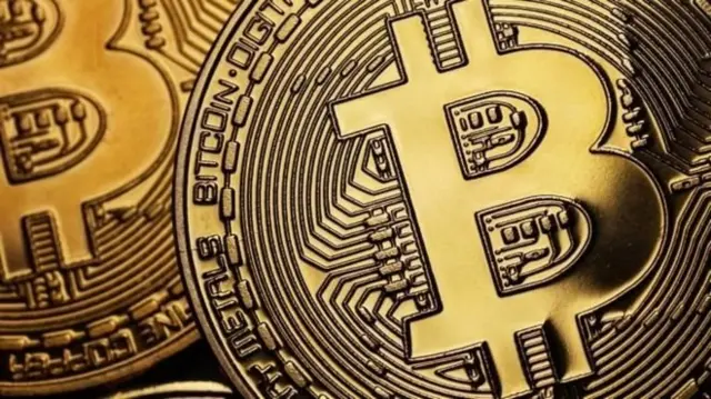 ภาพเหรียญเงินสัญลักษณ์ตัวบี