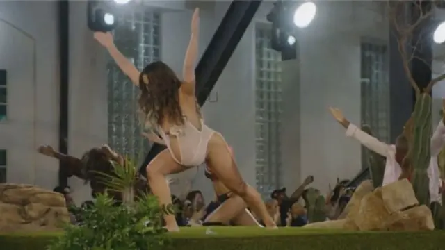 눈에 띄게 임신한 모델 두 명이 리한나의 캣워크 쇼에 참여했다