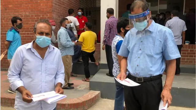 টিকার কাগজে দ্বিতীয় ডোজের তারিখ লেখা থাকলেও এসএমএস না পাওয়ার কারণে এই দুইজনের মতো অনেকে টিকা নিতে পারেননি।